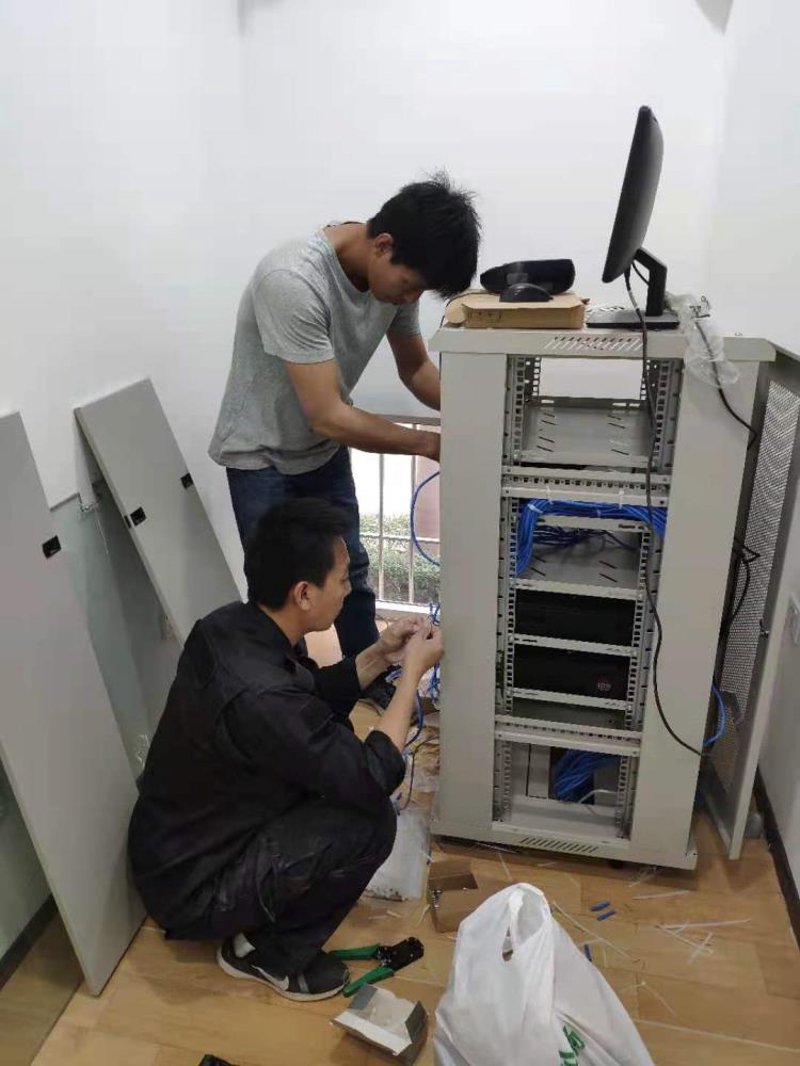 近年来，随着科技的快速发展，安防监控系统在家庭和企业中的应用越来越广泛。本文将通过对比分析，探讨传统模拟摄像头与现代网络摄像机的不同特点，并给出选择建议。